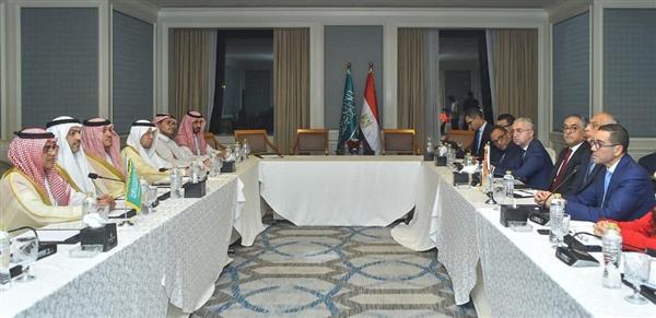 وزير الاستثمار يبحث مع وفد سعودي تعزيز التعاون الاقتصادي والتجاري